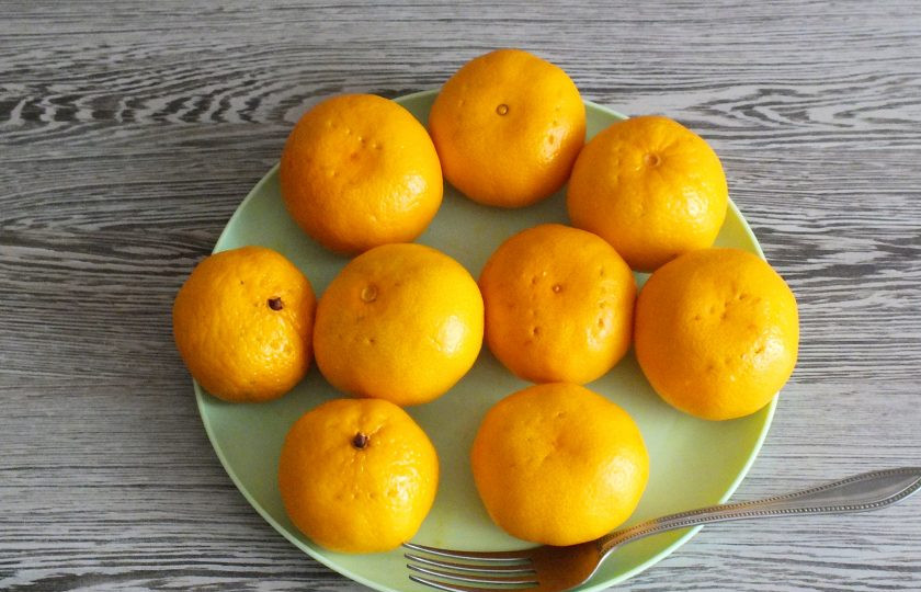 1. Этап. Варенье из целых мандаринов: Пока варится сироп мандарины проткните вилкой с двух сторон.