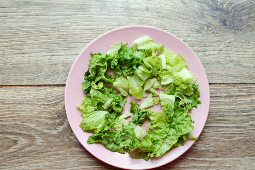 1. Этап. Салат с рикоттой и помидорами: Листья салата порвите руками и выложите на сервировочное блюдо. Сверху выложите салат с рикоттой и помидорами и сразу подавайте к столу.