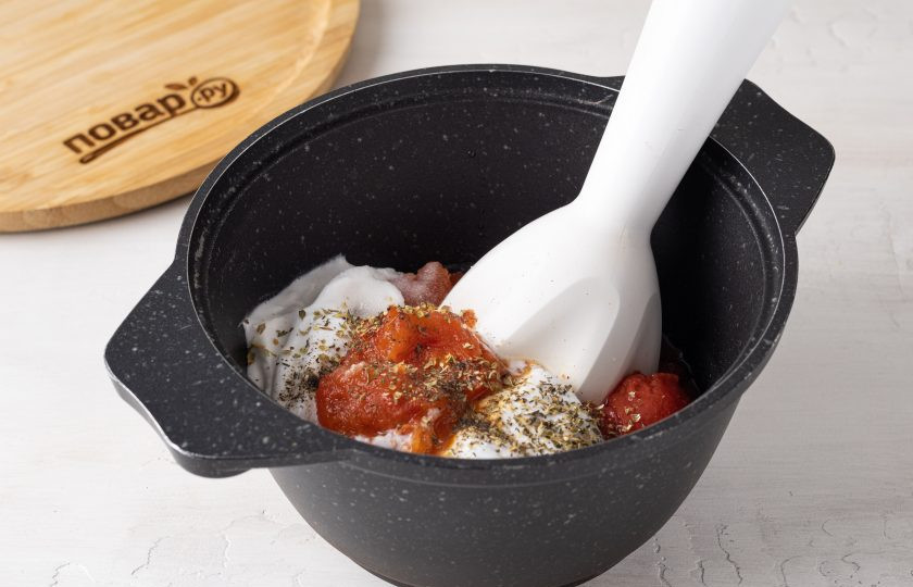 1. Этап. Томатный суп с кокосовым молоком: Переложите в кастрюлю, добавьте кокосовое молоко, соль, черный молотый перец и сушеные итальянские травы. Измельчите блендером до состояния пюре.