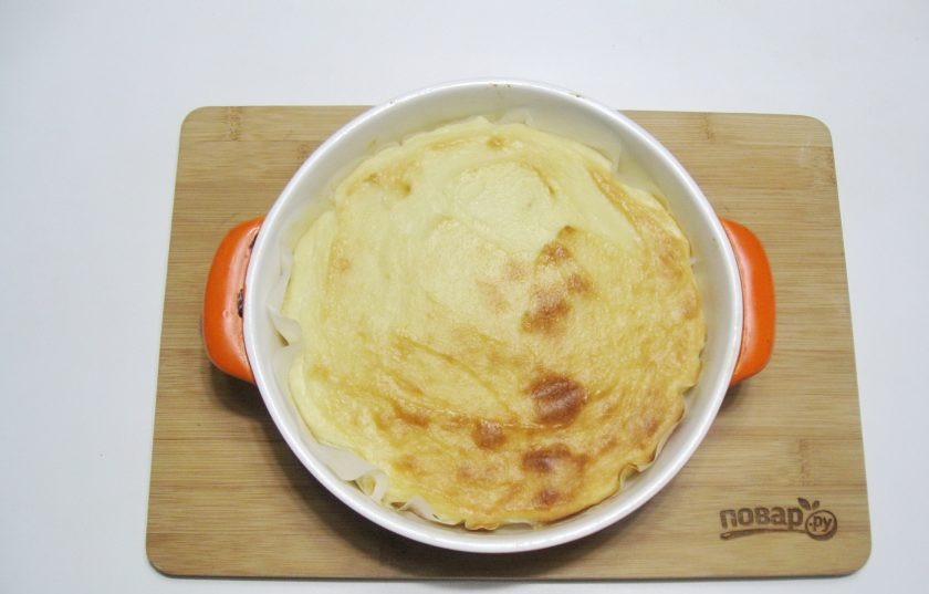 1. Этап. Творожная запеканка с яблоками и манкой: Пеките запеканку в духовке, заранее разогретой до 175-180 градусов до золотистой корочки.