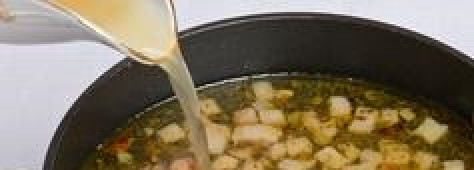 1. Этап. Суп в хлебе по-польски: Пришла очередь закваски, добавляем и ее. Варим еще 5 минут.