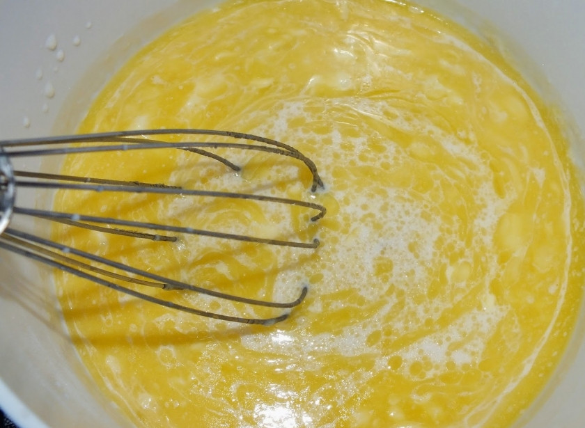 1. Этап. Дрожжевой пирог с повидлом: После этого добавьте в смесь яйцо и растопленное сливочное масло (всего граммов 30, остальное нам потом понадобится).