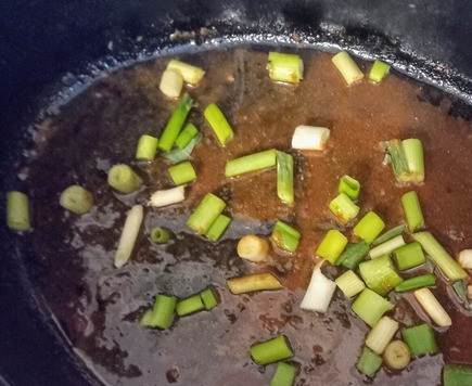 1. Этап. Курица, запеченная. в мисо-имбирном соусе: Разогреть духовку до 220С. В ёмкости для запекания смешать соевый соус, мисо, мед, имбирь, перец красный жгучий и зелёный лук.