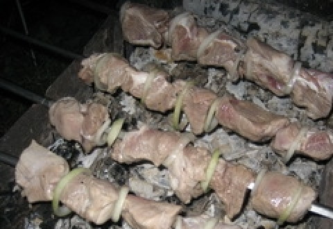 1. Этап. Шашлык по-осетински: На шампура нанизать мясо вместе с луком. Жарить на углях.