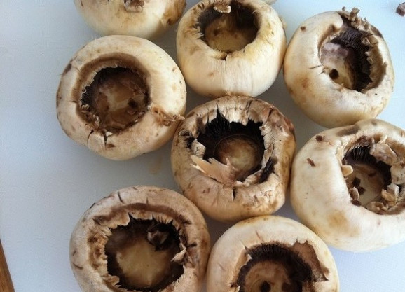 1. Этап. Шампиньоны, фаршированные овощами: 3. Также удалите мякоть внутри, но не перестарайтесь, важно сохранить форму.