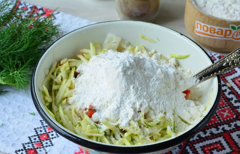 1. Этап. Овощной пирог из кабачков: Всыпьте муку и разрыхлитель, перемешайте, чтобы не было комочков.