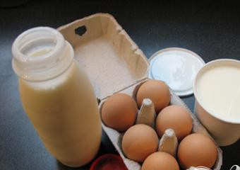 1. Этап. Омлет для двоих: 3. В отдельной миске взбить яйца с молоком, солью и перцем, добавить в смесь зеленый лук и измельченный сыр Чеддар.