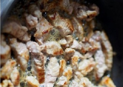 1. Этап. Лучший рецепт солянки: Свинину нарезаем маленькими кусочками и обжариваем до легкого подрумянивания. Перекладываем в кастрюлю, заливаем говяжьим бульоном и варим до готовности. Сюда же отправим сырые морковь и сельдерей (если решили их добавить) и варим вместе с мясом.