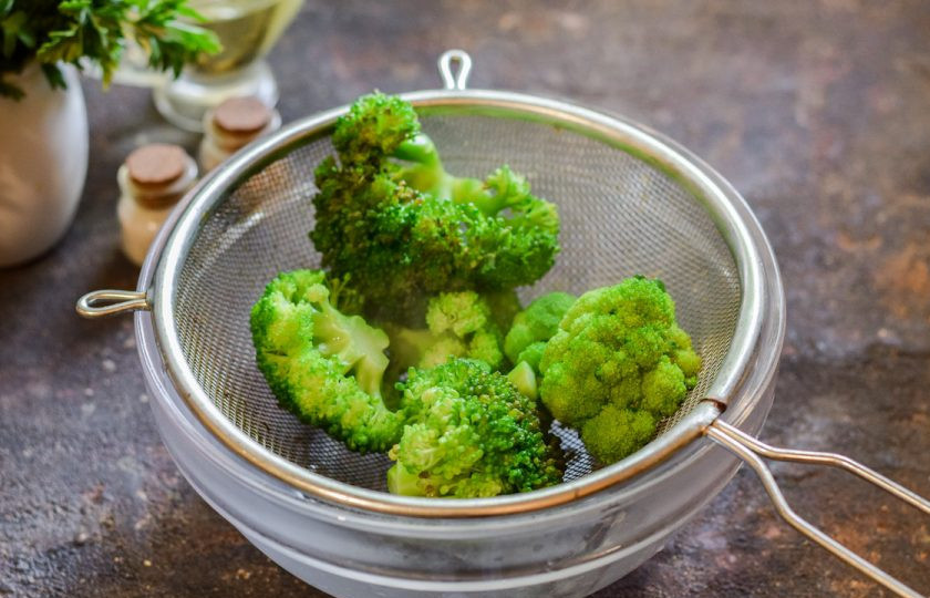 1. Этап. Курица по-шанхайски: Брокколи разберите на соцветия и отварите три минуты.