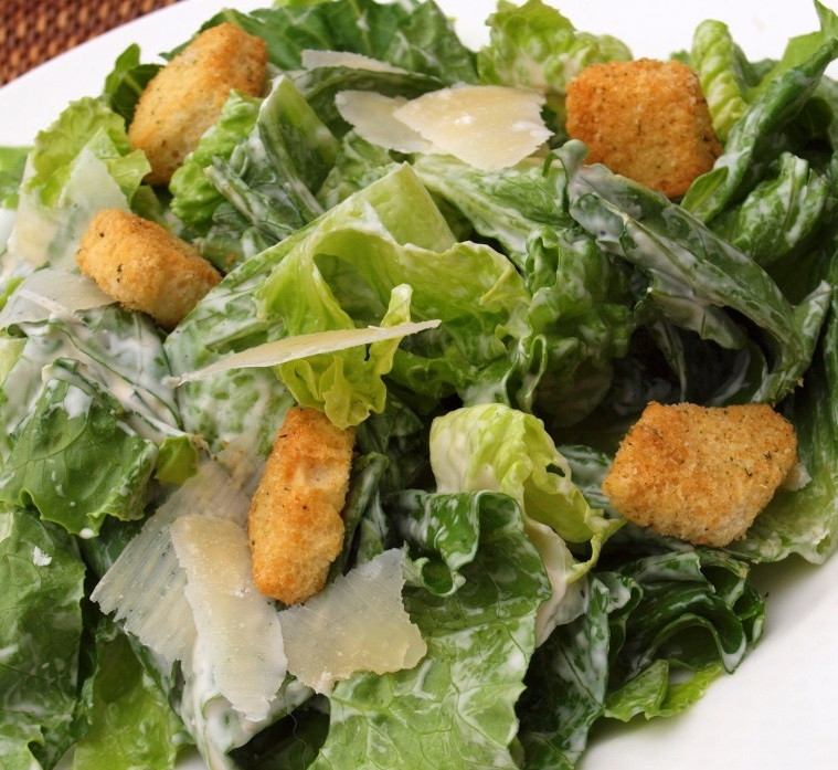 1. Этап. Соус для салата Цезарь простой: 3. Полейте салат сразу приготовленной заправкой или переложите ее в банку и храните в холодильнике.