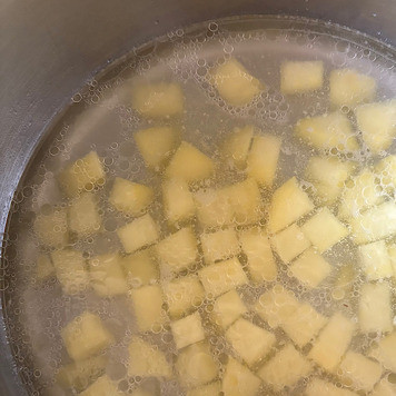 1. Этап. Айнтопф с гречкой и луком-пореем: Картофель нарезать мелкими кубиками и поставить варить в бульоне.