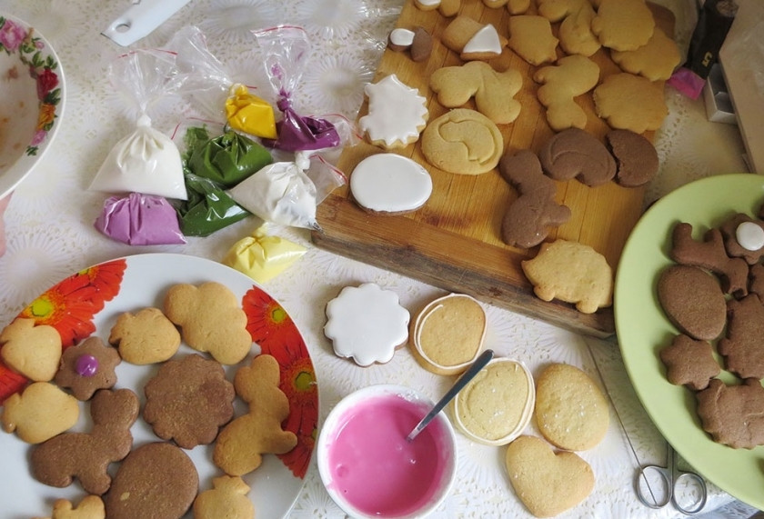 1. Этап. Печенье расписное своими руками: 8. Для глазури в чашу миксера всыпаю сахарную пудру, подливаю немного воды, замешиваю глазурь. Добавляю пищевые красители и получаю разноцветную глазурь.