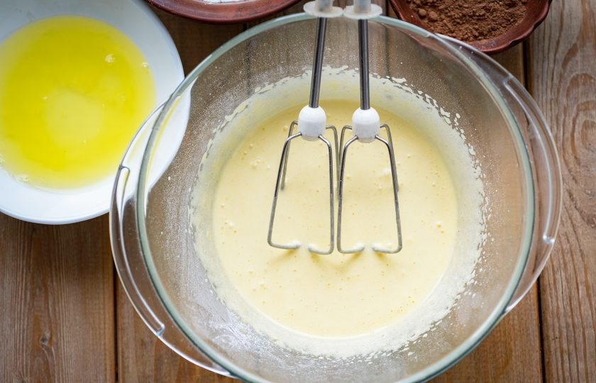 1. Этап. Шоколадный торт с кремом из маскарпоне: Взбейте миксером эти ингредиенты в пышную, светлую массу.