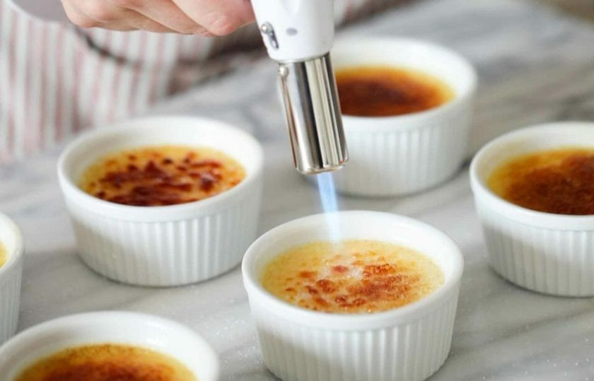 1. Этап. Классический десерт Крем-брюле: 11. С помощью горелки поджарьте сахар, чтобы получилась красивая карамельная корочка.