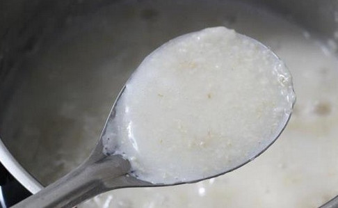 1. Этап. Овсяная каша для малышей: 3. Варите на среднем огне, помешивая, до загустения.