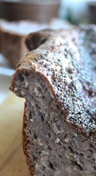 1. Этап. Хлеб творожный низкоуглеводный: Нарезать готовый остывший хлеб и подавать.