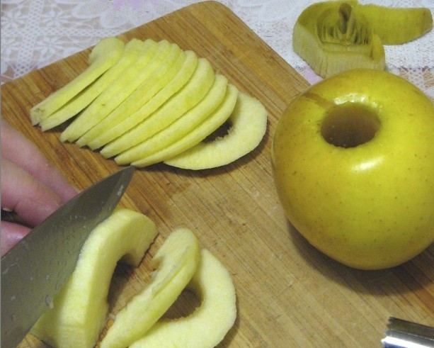 1. Этап. Картофель в горшочках в духовке: У яблок удалить сердцевину, кожуру и порезать полукольцами.