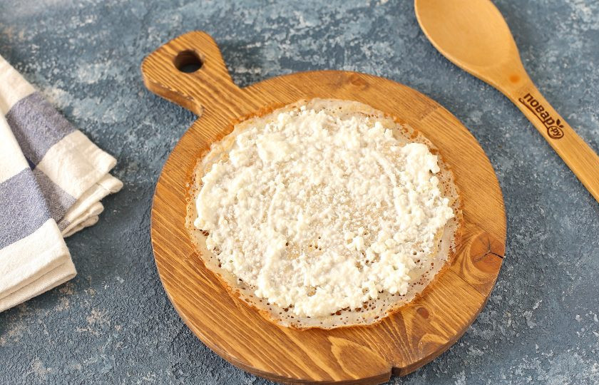 1. Этап. Налистники без муки: Каждый блинчик намажьте творожной массой.