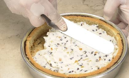 1. Этап. Торт с кусочками бисквита и фруктами: 5. Эту смесь размазыввааем поверх бисквита. А поверх этой смеси - опять слой бисквита.