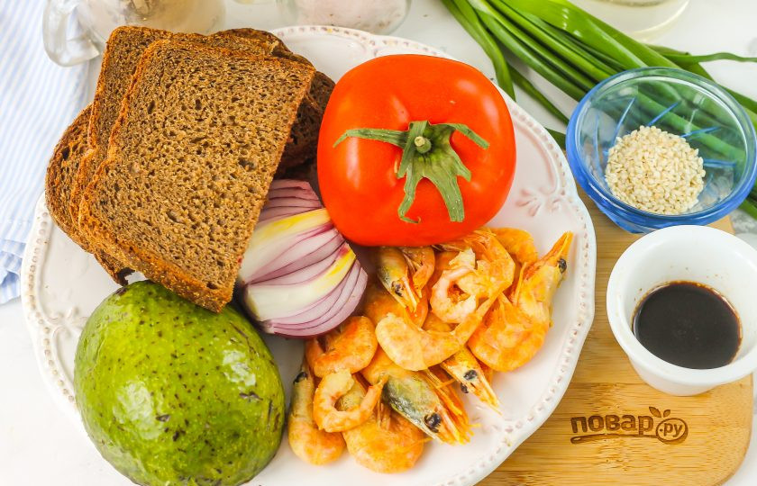 1. Этап. Брускетта с гуакамоле и креветками: Подготовьте указанные ингредиенты. Сорт хлеба можете использовать любой по своему вкусу. Креветки заранее отварите, поджарьте или просто разморозьте в горячей воде, если вы приобретали варено-мороженные морепродукты.