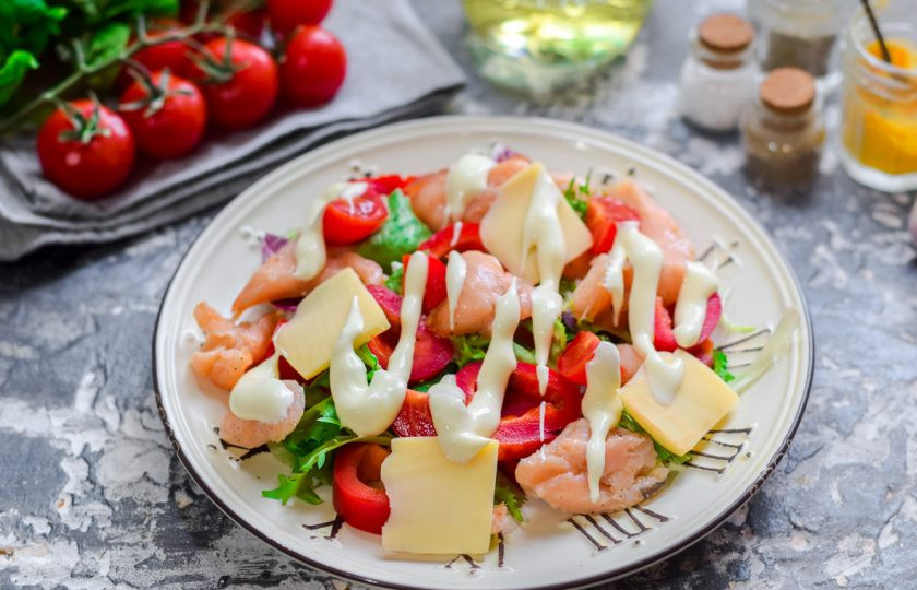 1. Этап. Салат с соленой красной рыбой: Заправьте салат майонезом, добавьте соль и перец на свое усмотрение. Подавайте салат к столу.