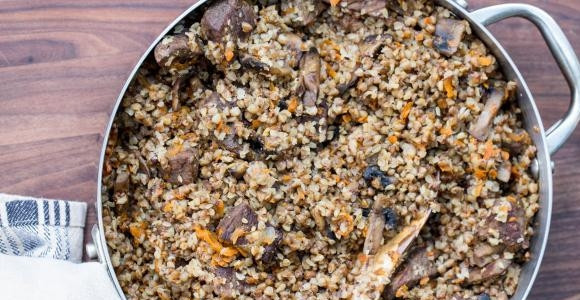 1. Этап. Гречка с грибами и мясом: Поставьте сковороду в разогретую до 180 градусов духовку и протомите 40 минут.