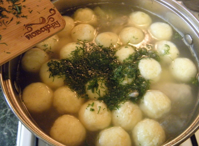1. Этап. Суп с картофельными шариками: В готовый суп при сильном кипении бросайте шарики и зелень. Как только шарики всплывут, сразу выключайте огонь.
