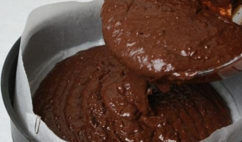 1. Этап. Шоколадное гато: Форму диаметром 26 см нужно застелить бумагой для выпечки, духовку разогреть до 160 градусов. Переливаем тесто в форму для запекания, ставим в духовку и выпекаем на протяжении 1 часа при 160 градусах.