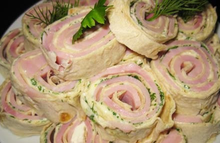 1. Этап. Рулет из лаваша с ветчиной и сыром: 12. Вот и весь рецепт, как сделать рулет из лаваша с ветчиной и сыром. Очень вкусно, быстро и весьма празднично. Приятного аппетита!