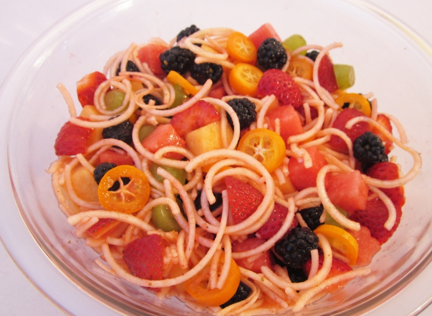 1. Этап. Вкусный фруктовый салат: Перемешайте, можете полить еще клубничной заправкой и сверху украсить порезанным яблоком. Вот вкусный фруктовый салат и готов. Приятного аппетита!