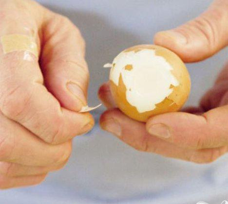 1. Этап. Салат Нисуаз или Ниццкий салат: 2. Сварить картофель в воде, это займет около 15 минут. Слить воду и отложить. Приготовить зеленую фасоль в подсоленной воде 4-5 минут. Отцедить воду, положить фасоль в ледяную воду, еще раз отцедить и отложить. Яйца отварить и почистить.