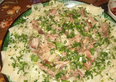 1. Этап. Бешбармак из говядины: Затем выкладываем мясо и посыпаем рубленной зеленью. Еще можно сделать острый соус для бешбармака. Смешать мелко порубленный чеснок, перец чили и добавить столовую ложку уксуса и соевого соуса. Очень вкусно:)