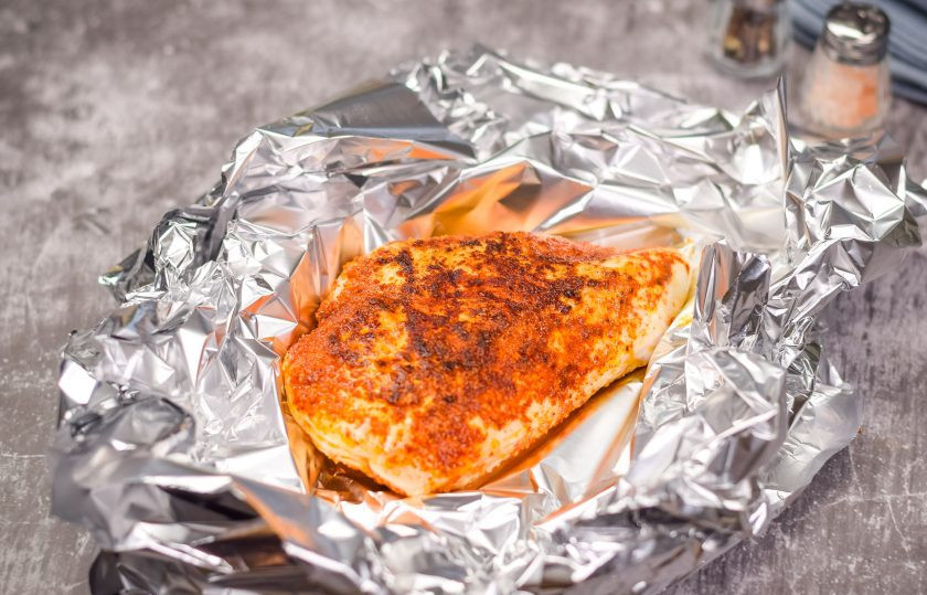 1. Этап. Салат с жареной куриной грудкой и овощами: Замаринованную грудку жарьте в сковороде на растительном масле, по 4-5 минут с каждой стороны. После грудку переложите в фольгу, запечатайте и оставьте отдохнуть на 15 минут.