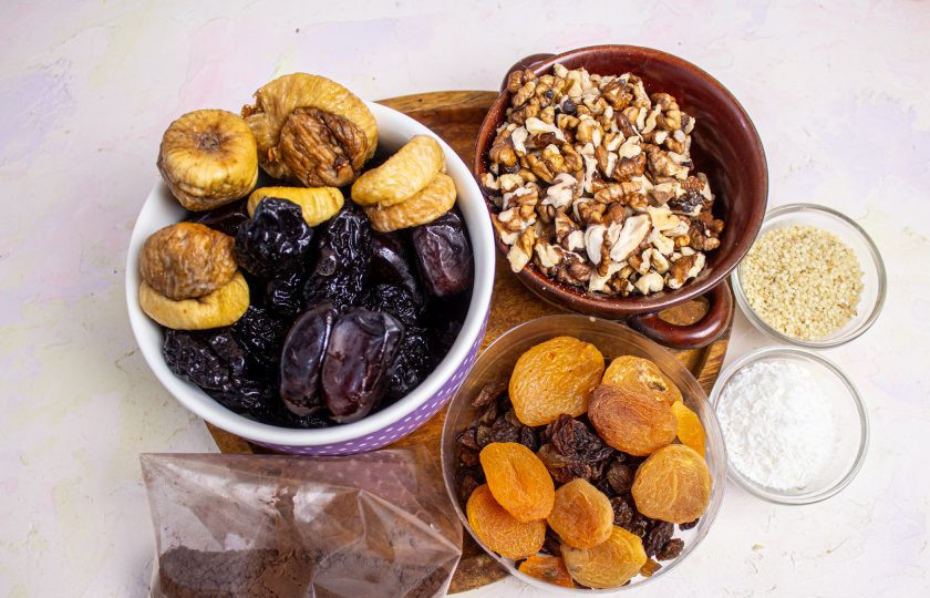 1. Этап. Конфеты Здоровье: Подготовьте все необходимые ингредиенты. Количество сухофруктов можете взять по своим предпочтениям.