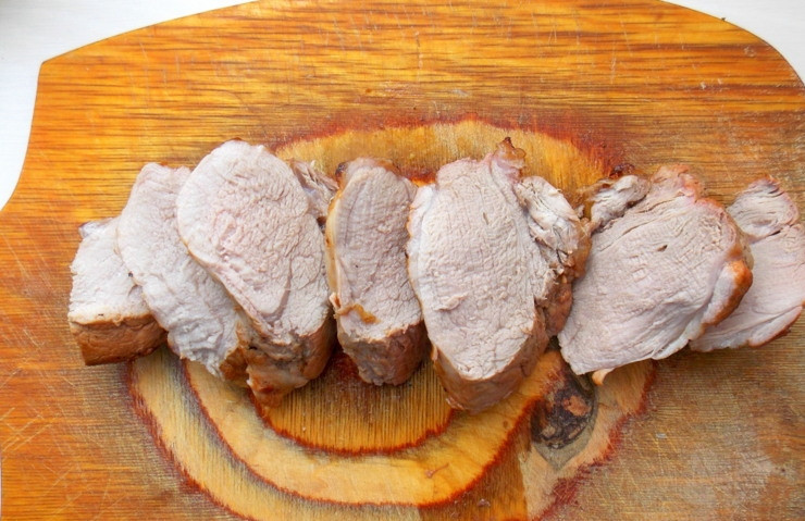 1. Этап. Свиная вырезка рассольная: Готовую вырезку выньте из духовки и накройте фольгой. Оставьте на 10 минут, чтобы мясо созрело. Порежьте на кусочки.