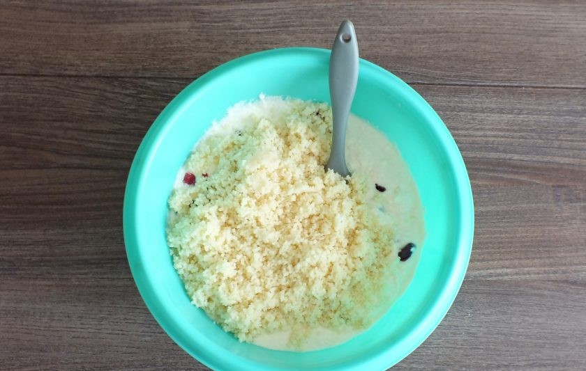 1. Этап. Творожная запеканка с кускусом: Добавьте кускус. Он должен быть без признаков лишней влаги.