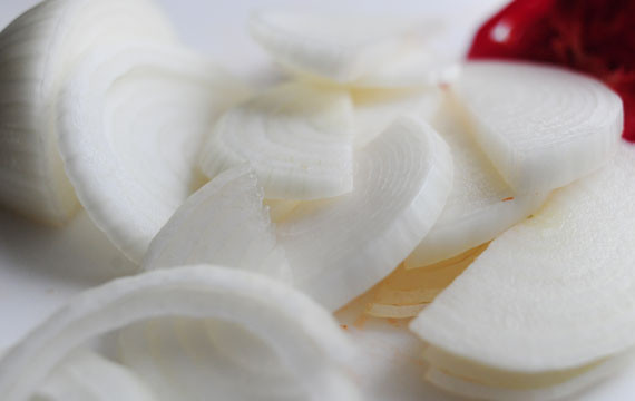 1. Этап. Мясо в соевом соусе: 3. Дополнить мясо можно овощами. Луковицу очистить и нарезать средними полукольцами.