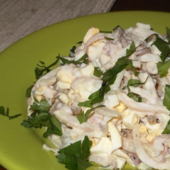 Салат из кальмаров с заправкой