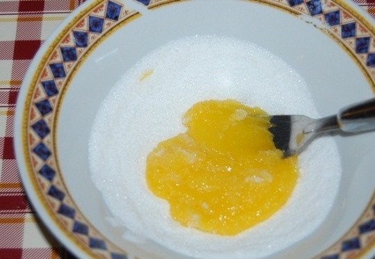 1. Этап. Сладкий пирог на День Святого Валентина: 4. Для крема смешайте желток с сахаром, белок сохраните.