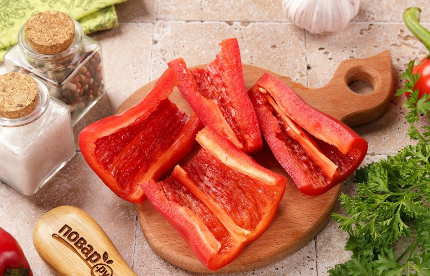 1. Этап. Перец на решётке на мангале: А затем каждую половинку ещё на две части.