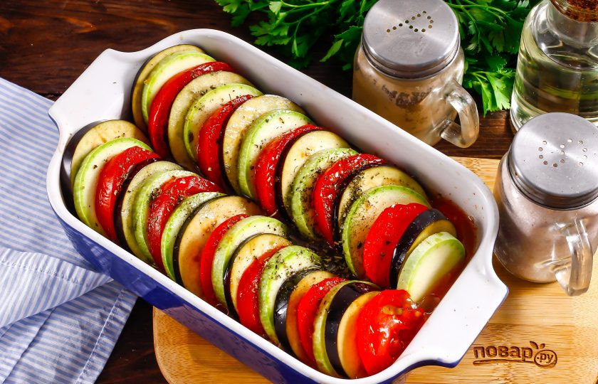 1. Этап. Рататуй в микроволновке: Посолите их, сбрызните растительным маслом и присыпьте молотым базиликом. Поместите форму в микроволновку на 8 минут. Сначала запеките 4 минуты, затем проверьте готовность и запеките оставшееся время.