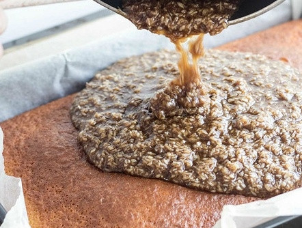 1. Этап. Датский Пирог мечты: 7. Достаньте форму с пирогом из духовки и аккуратно выложите топпинг. С помощью ножа или лопатки распределите его ровно. Снова отправьте все в духовку, запекайте еще минут 10.