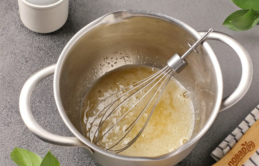 1. Этап. Ржаные блины: Взбейте яйцо с сахаром и солью.