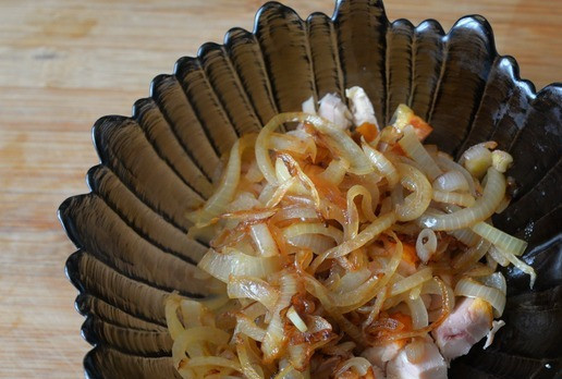 1. Этап. Салат Загадка для гостей: Кладём обжаренный лук к порезанной копчёной индейке.