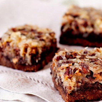 Пирожные с орехами и кокосовой стружкой