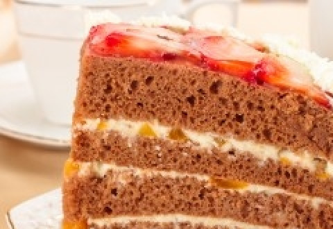 1. Этап. Торт На день влюбленных: Можете сделать несколько слоёв. Смазывайте кремом аккуратно. Украсьте свежей клубникой и сыром Маскарпоне.