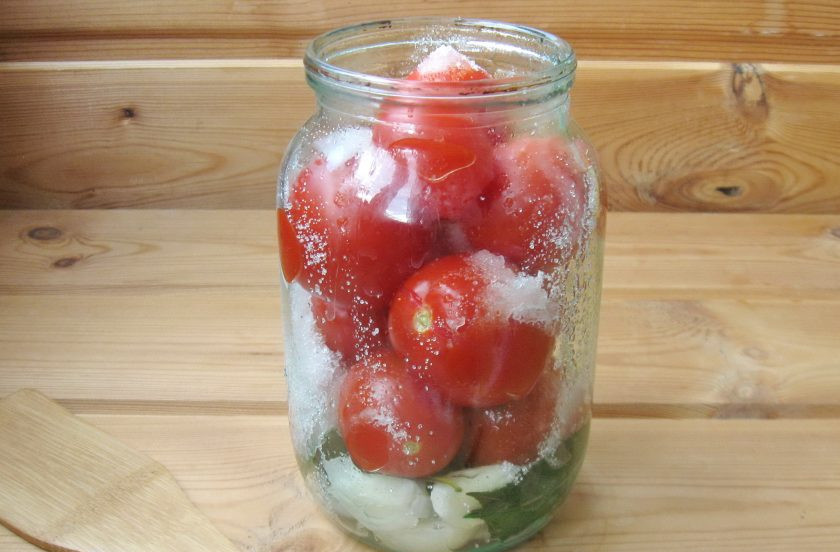 1. Этап. Помидоры на зиму с уксусом: После того, как вы слили воду во второй раз, добавьте в банки соль, сахар и уксус 9%. На одну литровую банку потребуется: 1 столовая ложка уксуса, 2 столовые ложки сахара и 0,5 столовой ложки крупной соли.