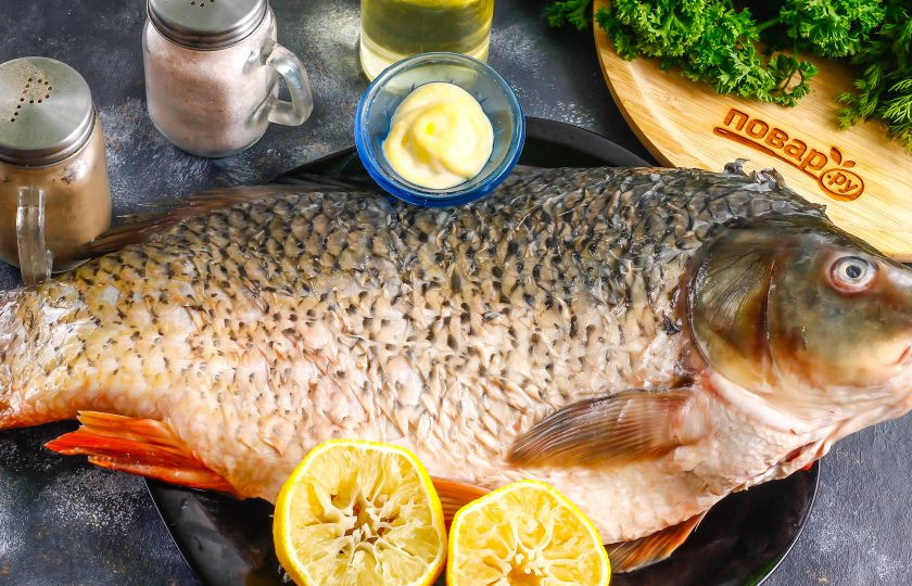 1. Этап. Сазан в духовке с лимоном: Подготовьте указанные ингредиенты. Сазан очистите от чешуи, выпотрошите и промойте внутри и снаружи. Если рыба крупная, то используйте одну ее половину. У меня половина весит 1,5 кг., так как сазан был около 4,5-5 кг.