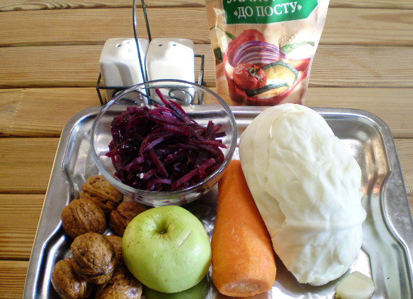 1. Этап. Салат Здоровье с капустой: 1. Приготовим продукты. Овощи вымыть, очистить. Свеклу нарезать очень тонкой соломкой.