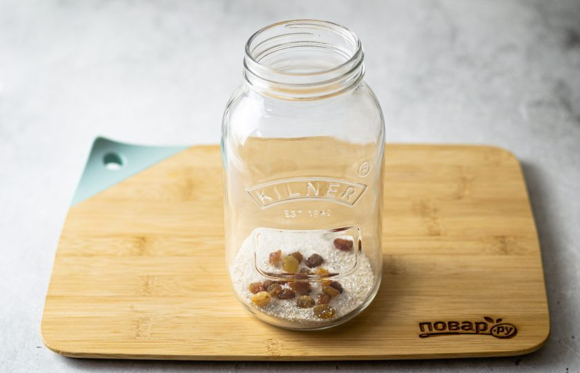 1. Этап. Квас из каркаде: В чистую стерилизованную банку добавьте изюм, лимонную кислоту, дрожжи и сахар.